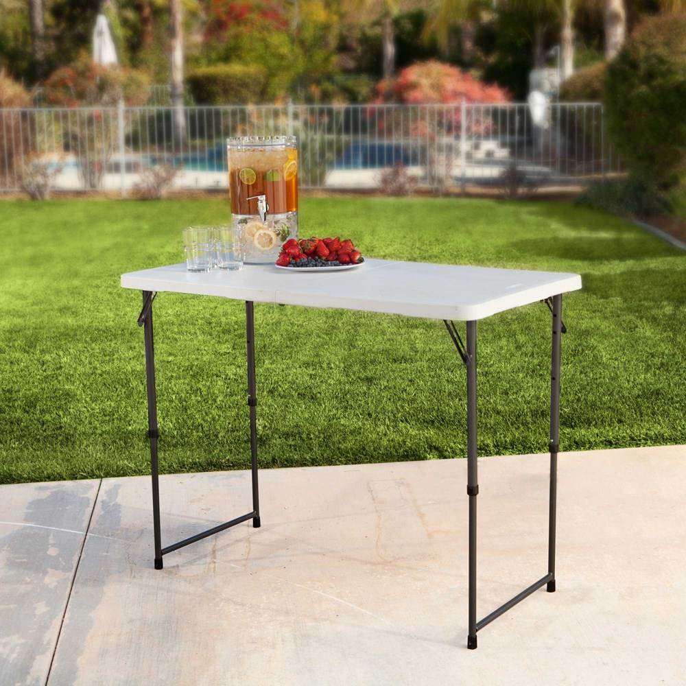 Table pliante rectangle 4 personnes. Table pliante en malette