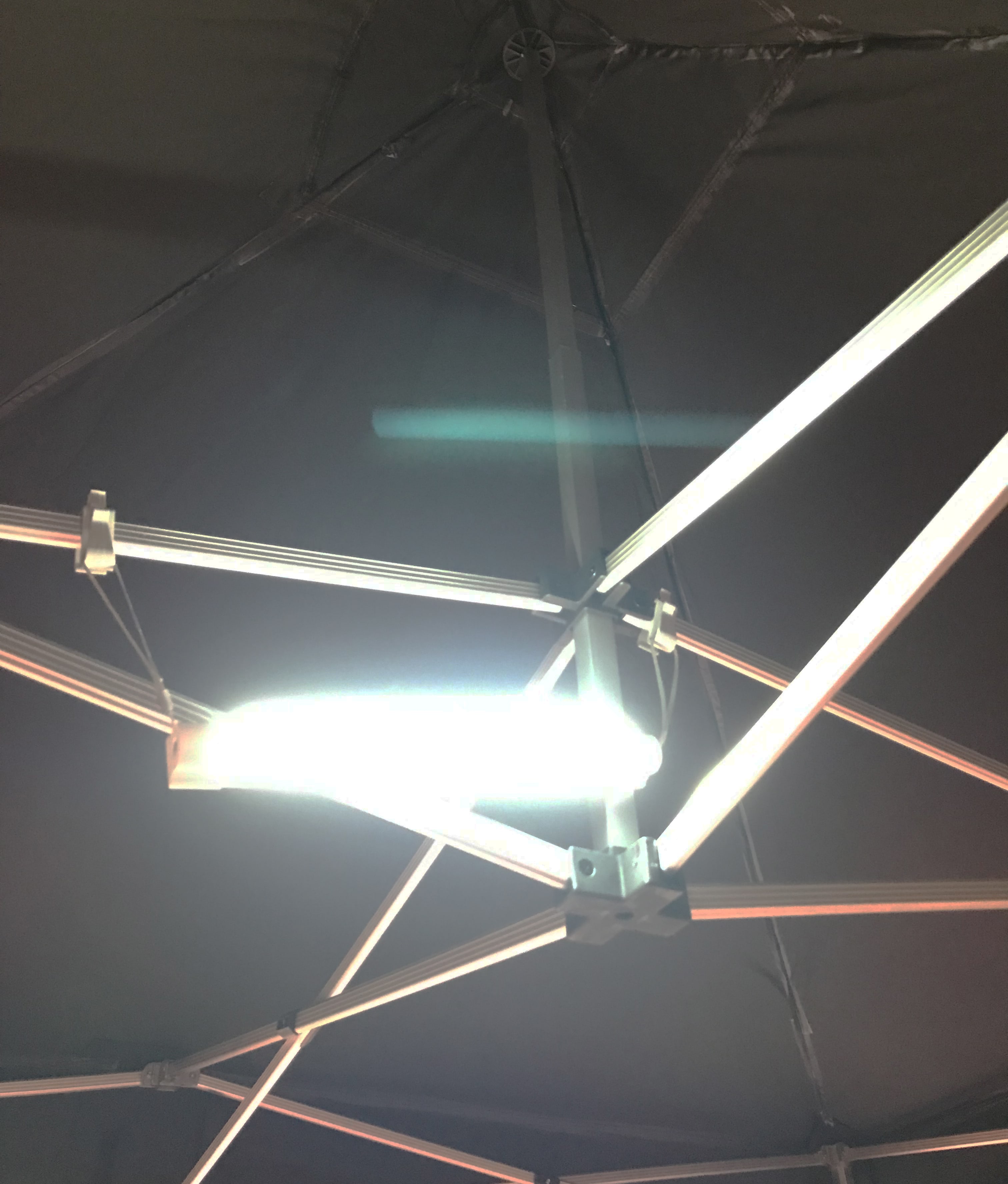 Lampe LED sur batterie pour tentes pliantes
