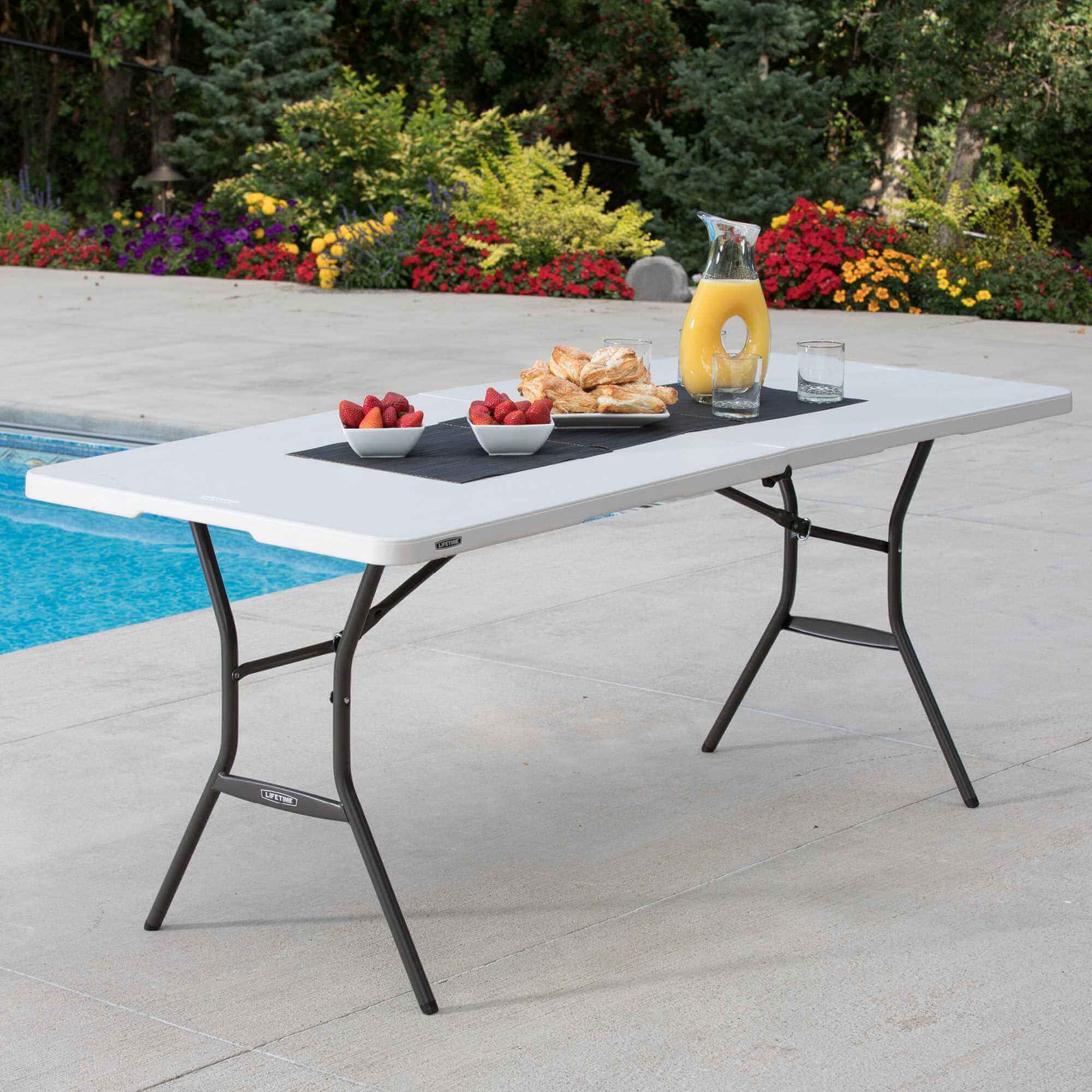 Table pliante rectangle 6 personnes. Table pliante en malette